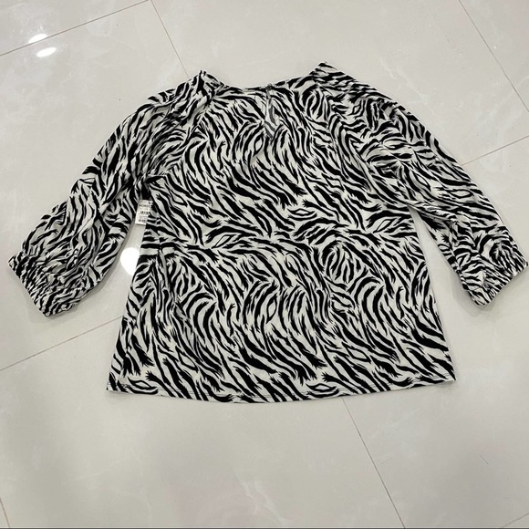 NWT Halogen Feather Tiger Banded Sleeve Knit Blouse white and black size Medium - Picture 8 of 10